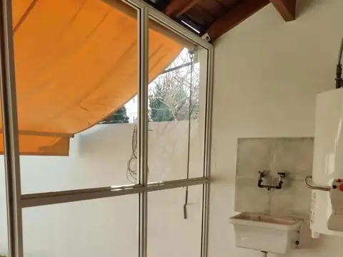 Casa en Alquiler con 2 cocheras