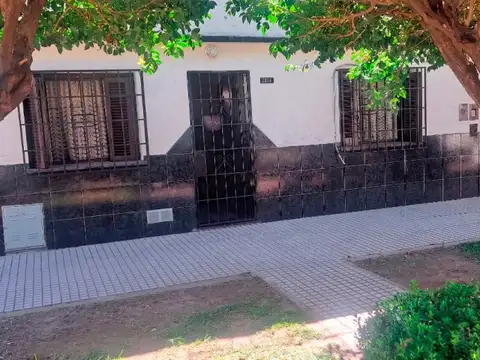 HERMOSA CASA 2 DORMITORIOS CON PATIO OLEGARIO V. ANDRADE 2334