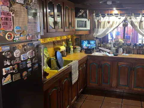 Casa en venta - 4 Dormitorios 1 Baño 1 Cochera - Quilmes  