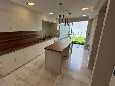 Casa 4 ambientes con 3 baños