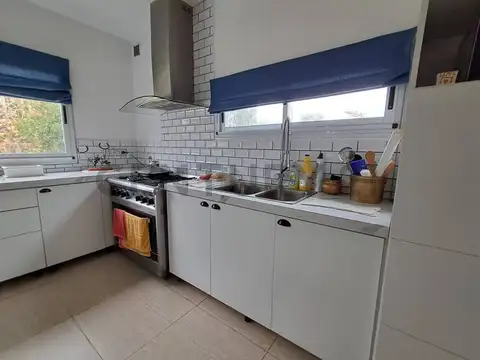 Casa en venta, ubicada en Brandsen, lote de 800mts, parque y pileta.