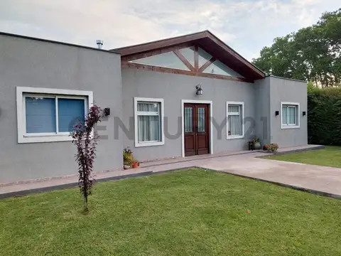 Casa en venta, ubicada en Brandsen, lote de 800mts, parque y pileta.