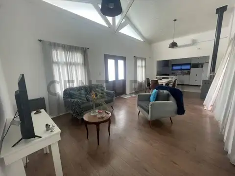 Casa 2 ambientes con 2 baños