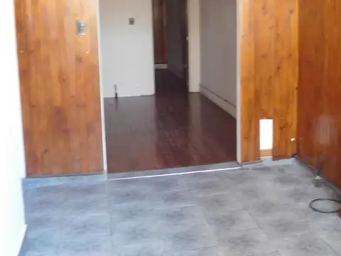 DEPARTAMENTO 2 1/2 AMBIENTES AL FRENTE POR ESCALERA