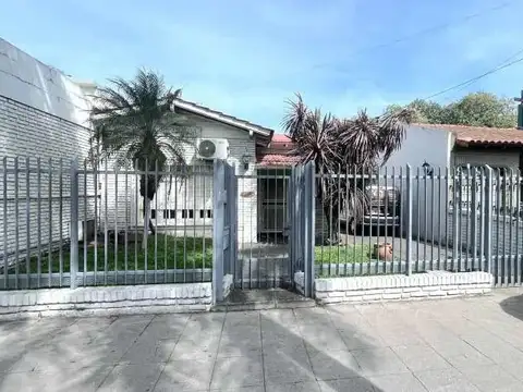 VENTA APTO CREDITO CHALET DE 4 AMBIENTES CON GARAGE MULTIPLE. CASEROS