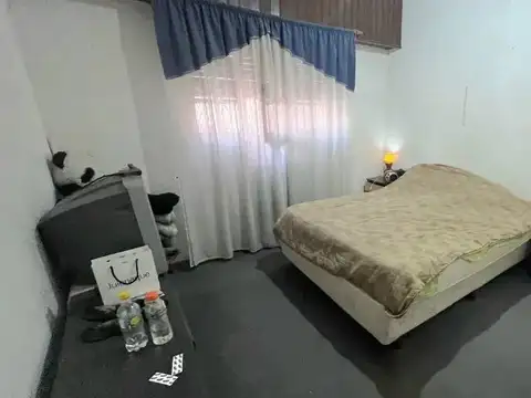 VENTA APTO CREDITO CHALET DE 4 AMBIENTES CON GARAGE MULTIPLE. CASEROS