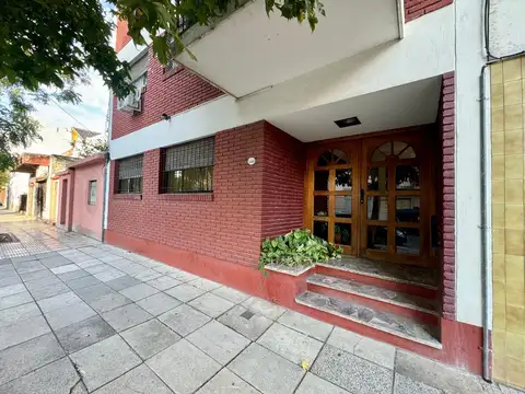 Departamento de dos ambientes con patio planta baja al frente