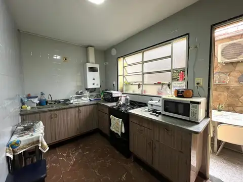 Casa 6 ambientes con 2 baños