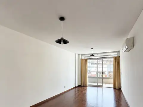 Alquiler  1 dormitorio, piso exclusivo, comodo, luminoso, buen estado, Ventilacion cruzada, parrillero