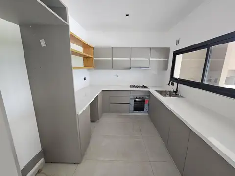 Casa 6 ambientes con 2 baños