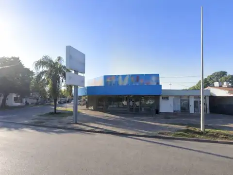 Local Comercial en esquina sobre Avenida Lujan