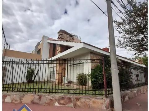 Espectacular casa en esquina (barrio LA FLORIDA)