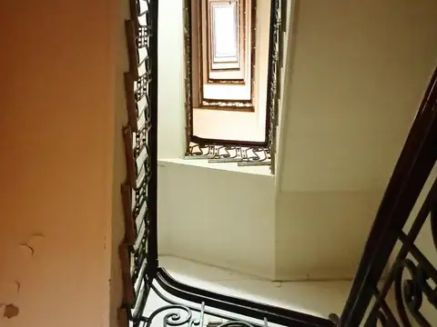 Piso Esq entero en venta OPORTUNIDAD A REFACCIONAR  OPORTUNIDAD, 5 despachos al frente y 2 al Patio