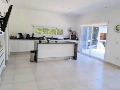 Casa 5 ambientes con 4 baños