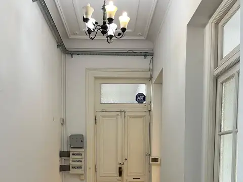 Oficina 9 ambientes con 2 baños