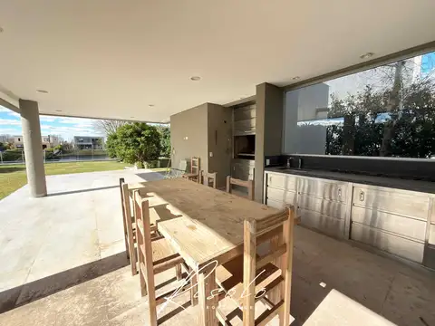 Casa 5 ambientes con 2 baños