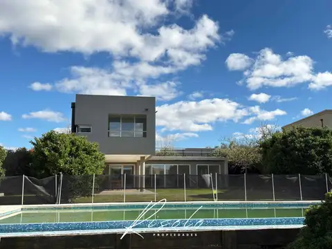 Casa en Venta, fondo a la laguna. Pileta. Parrilla. 3 dormitorios. Barrio Cerrado, Escobar