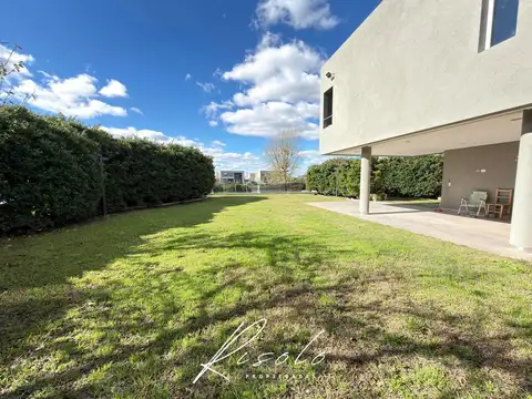 Casa en Alquiler con 2 cocheras