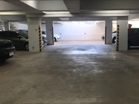 Cochera semecubierta en Mansilla 650