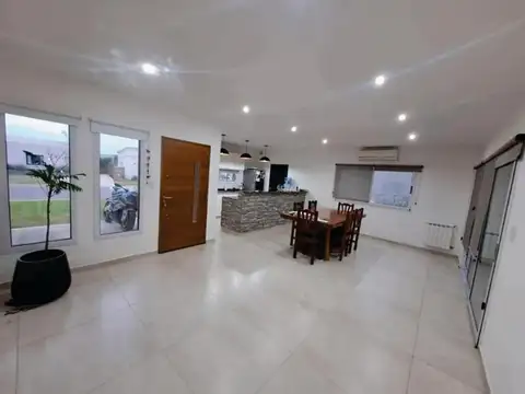 Casa 3 Dormitorios Quincho, Galeria y Pileta San Ramon