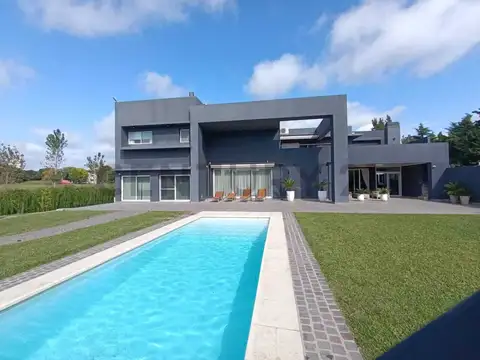 Venta Casa 7 ambientes, Piscina Climatizada, Gimnasio y Parque Arbolado Colón, Entre Ríos. Financiac