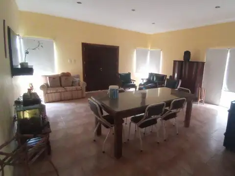 Hipolito Yrigoyen e/ Pedro Mariotto y Alejandro Armendriz