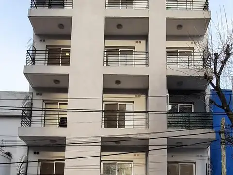 Departamento dos ambientes con patio en venta Sarandí