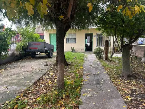 CASA EN ESQUINA EN VENTA EN LOMAS  PATIO Y GALPON