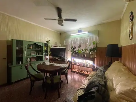 VENTA - Casa 3 dormitorios, cochera y gran patio -  Villa Gobernador Gálvez. APTO CRÉDITO.