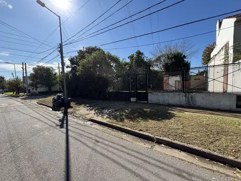 Lote en zona residencial de Adrogué t/servicios instalados!
