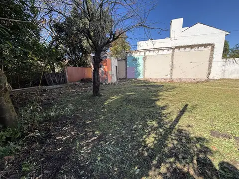 Lote en zona residencial de Adrogué t/servicios instalados!