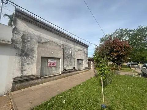 Amplia casa con garege, patio y todos los servicios.