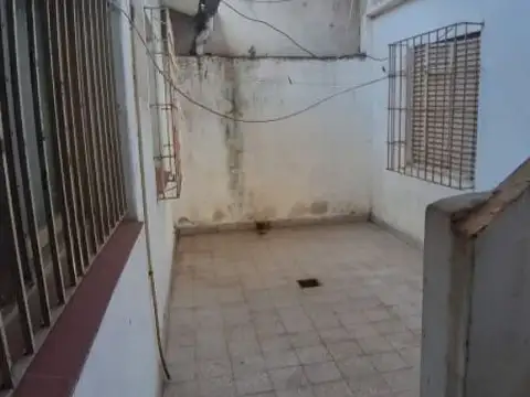 Casa 9 ambientes con 2 baños