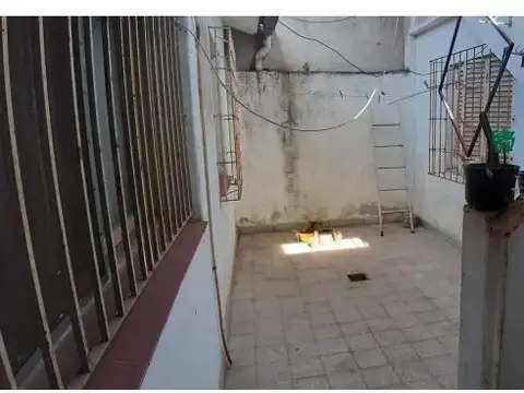 Casa 9 ambientes con 2 baños