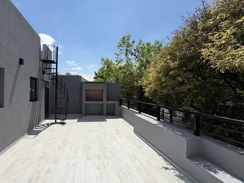 Excelente PH Tipo Casa con Entrada Independiente – Totalmente Reciclado a Nuevo – Almagro