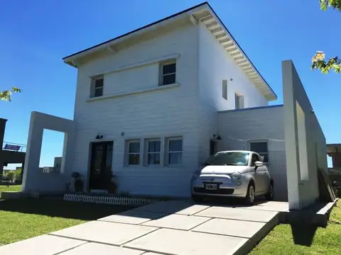 Casa 4 ambientes con 3 baños