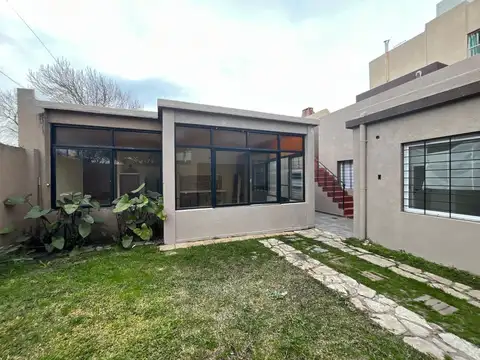 Casa de 4 ambientes con cochera, jardin y terraza reciclada a nuevo en zona residencial