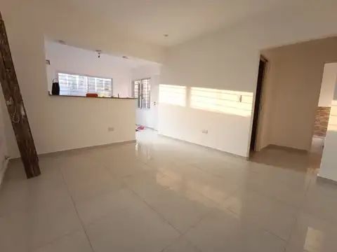 Casa de 4 ambientes con cochera, jardin y terraza reciclada a nuevo en zona residencial