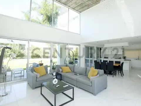 Casa 5 ambientes con 4 baños