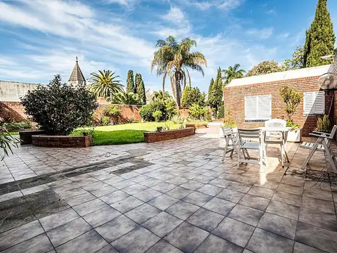 Casa 9 ambientes con 5 baños