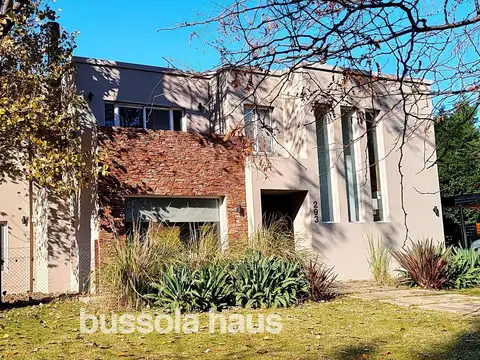 Casa en venta de 7 ambientes al lago con pileta en El Encuentro