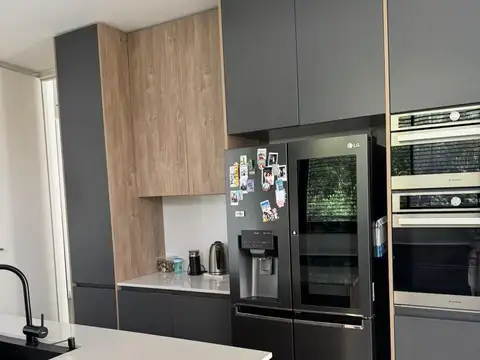 Casa en Venta con 3 cocheras