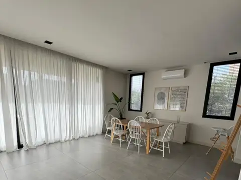 Casa 6 ambientes con 4 baños