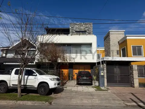 CASA EN VENTA 5 AMBIENTES EN FLORENCIO VARELA