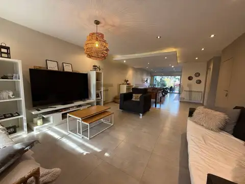 CASA EN VENTA 5 AMBIENTES EN FLORENCIO VARELA