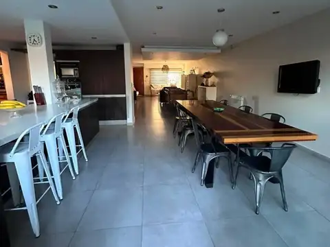 Casa 5 ambientes con 3 baños