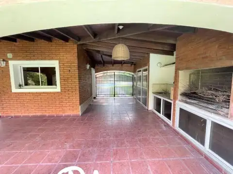 Casa 5 ambientes con 2 baños