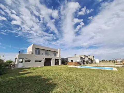 Casa 5 ambientes con Pileta en Venta Area 8 San Sebastian