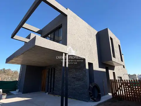 Moderna casa  en venta. Barrio Santa Sofia. Pilar