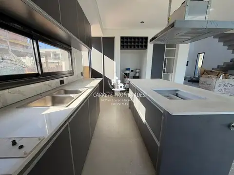 Casa en Venta con 2 cocheras